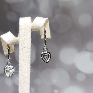 Orecchini pendenti in cristallo a forma di cuore per donna Accessori moda romantici e minimalisti da indossare ogni giorno - Product Image 6