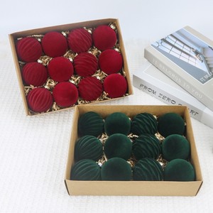 Pompom Beludru Merah Grosir dengan Pita Emas. Sangat cocok untuk dekorasi pohon Natal dan pesta liburan. - Product Image 3
