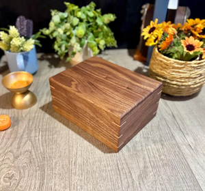 Urna de recuerdo de madera conmemorativa personalizable ODM/OEM de nogal moderno hecho a mano para cenizas humanas y mascotas, cremación ecológica grabada - Product Image 4