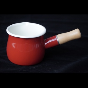 Famille de noël le plus populaire 500 ML chaleur casserole à lait marmite alimentaire Mini <span class=keywords><strong>pot</strong></span> à lait en fonte émaillée avec manche en bois anti-brûlure - Product Image 5