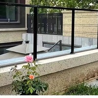 Balustrade en verre et acier inoxydable moderne sur mesure pour balcon, escalier et usage hôtelier