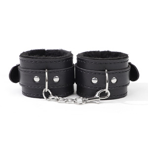 Esposas de Cuero y Felpa Negras Ajustables con Cadena para Adultos, Juguetes de Bondage - Product Image 1