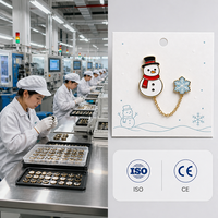 Broches de Noël en forme de bonhomme de neige, pendentifs flocon de neige, chaîne dorée, bijoux d'hiver, broches personnalisées en émail souple, vente en gros