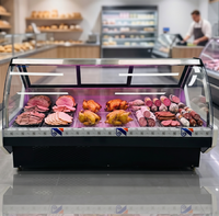 Vitrine réfrigérée moderne en verre incurvé pour la présentation de fromages artisanaux dans les sections de charcuterie des magasins spécialisés en produits alimentaires.