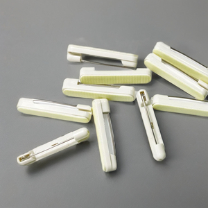 Clip porte-badge en plastique blanc avec épingle de sécurité et ruban adhésif pour badges d'identification - Product Image 4