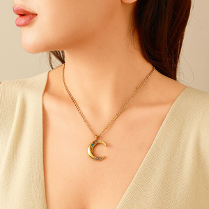 Collar con Colgante Luna Dorada y Piedras de Colores con Engaste de Bisel, Cadena Ajustable para Uso Diario - Product Image 2