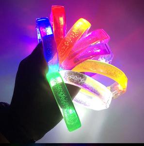 Bracelets en silicone lumineux personnalisés en gros, bracelets LED clignotants pour le soutien des fans de concerts et la décoration de fêtes - Product Image 1