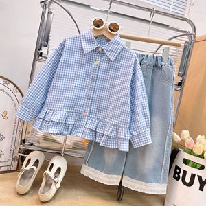 Set Dolce 2 Pezzi per Bambina 2026: Camicetta a Maniche Lunghe Blu a Quadri con Volant + Jeans con Pizzo 3-7 Anni - Product Image 1