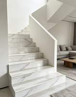 Marches d'escalier en marbre moderne veiné or de luxe, carreaux de porcelaine pour escalier intérieur, un ensemble
