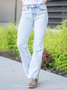 Jean en denim pour femme, taille mi-haute, coupe skinny droite, délavé clair, bleu glace, avec ourlet effiloché subtilment évasé, longueur pleine, pour l'été, style décontracté et quotidien - Product Image 6