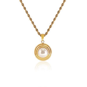 Collier <span class=keywords><strong>pour</strong></span> femme avec pendentif initial en forme de <span class=keywords><strong>lettre</strong></span>, personnalisé, en acier inoxydable plaqué or 18 carats, résistant à l'eau, avec nacre, de la marque Fandi Jewelry. - Product Image 1