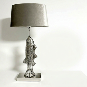 Lámpara de Mesa con Pantalla de Aluminio en Forma de Pez Plateado, Iluminación Decorativa Náutica Moderna, Hecha a Mano, para Navidad, Cumpleaños, Dormitorio, Sala de Estar - Product Image 1