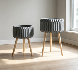 Juego de 2 Macetas con Trípode Acanalado, Macetero Moderno con Textura Acanalada y Patas de Madera, Contenedor Decorativo para Plantas de Interior y Exterior - Product Image 4