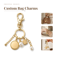 Breloque de sac personnalisée pour femme, porte-clés, flacon de parfum, journal, verre à vin, boîte cadeau, pendentif en métal, vente en gros
