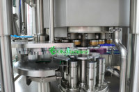 Machine de remplissage isobare à contre-pression avec contrôle PLC pour canettes en aluminium, ligne de mise en conserve pour bière et jus gazeux
