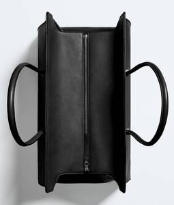 กระเป๋าโท้ท Bottega BV Barbara Tote แบบมีซิป ดีไซน์เรียบหรู ผลิตด้วยเทคนิค Intrecciato จากหนัง Nappa นุ่มยืดหยุ่น รุ่น Veneta - Product Image 4