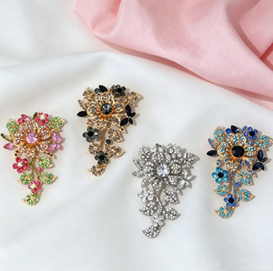 Broches à fleurs en strass pour femmes, personnalisées, élégantes, classiques, vintage, plaquées or, cadeau - Product Image 2