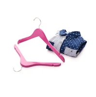 YMT cintre à la mode rouge rose bois femmes costume cintres avec logo personnalisé