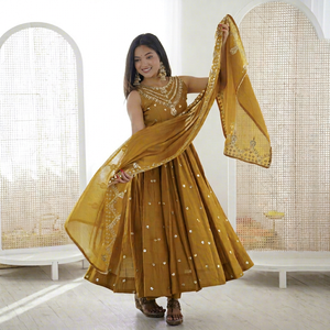 Ensemble Anarkali prêt-à-porter en soie avec broderies et travail de sequins pour femmes, tenue traditionnelle pour mariage - Product Image 1