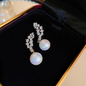 Pendientes colgantes chapados en oro Rai-za con perla sintética redonda blanca de calidad AAA, joyería clásica para boda para mujer - Product Image 4