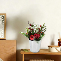 Planta en Maceta Navideña con Bayas Rojas, Ramas de Pino, Hojas de Eucalipto y Bola Decorativa de 9.84 Pulgadas, Decoración Navideña para Mesa