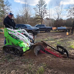 Мини-погрузчик Derette 480i на гусеничном ходу с траншеекопателем и широким спектром навесного оборудования для двойного применения в сельском хозяйстве и строительстве - Product Image 1