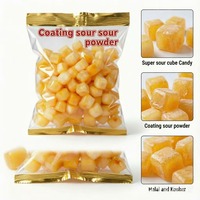 Bonbons gélifiés super acidulés en forme de cube, emballés dans un sac refermable imprimé coloré.