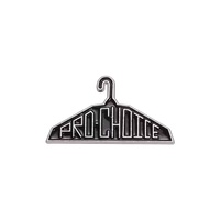 En gros, Nouveaux épingles créatives en métal noir, badges mignons de dessins animés avec design alphabétique pour accessoires de mode