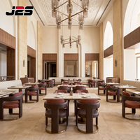 Mobilier de restaurant commercial personnalisé J2S, banquettes avec tables rondes et chaises rembourrées pour projets de bistrot moderne