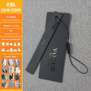 ป้ายแขวนเสื้อผ้ากระดาษสีดำพิมพ์โลโก้ตามสั่ง ดีไซน์ Spot UV ป้ายแขวนกระดาษกำมะหยี่ - Product Image 1