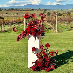 Colonne de mariage en métal blanc de qualité supérieure <span class=keywords><strong>avec</strong></span> arrangement de fleurs artificielles rouges en cascade pour la décoration de cérémonies en extérieur et de jardins - Product Image 5