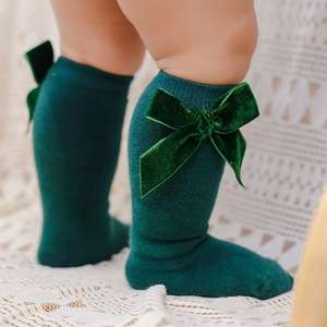 Chaussettes hautes pour bébé fille nouveau-né avec un grand nœud en velours, chaussettes en tricot côtelé chaudes pour l'automne et l'hiver pour les nourrissons et les enfants - Product Image 1