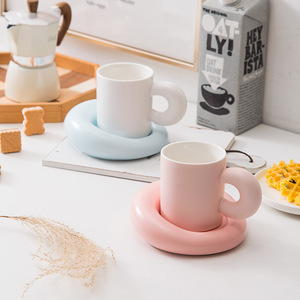 Nouveau Design <span class=keywords><strong>tasse</strong></span> à café en céramique <span class=keywords><strong>petit</strong></span> <span class=keywords><strong>déjeuner</strong></span> <span class=keywords><strong>avec</strong></span> <span class=keywords><strong>soucoupe</strong></span> tasses à thé au lait en porcelaine nordique créative en vrac - Product Image 2