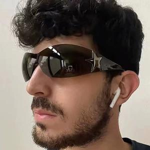 <span class=keywords><strong>แว่น</strong></span>กันแดดทรงโล่ตกแต่งดาวสไตล์ Y2K ปี 2026 กำลังฮิต  แบบ unisex หรูหรา  สำหรับเล่นกีฬา  โพลาไรซ์ ป้องกันรังสียูวี 400  ใส่สบายไร้กรอบ น้ำหนักเบา  แบบสั่งทำได้ - Product Image 1