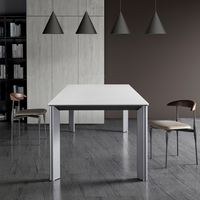Table à manger moderne en aluminium avec plateau en marbre pour 8 personnes, finition noire en poudre, design minimaliste, convertible, utilisation hôtelière