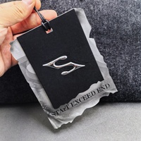 Étiquettes de vêtements personnalisées de luxe, papier spécial réfléchissant irisé au laser avec techniques UV, écologiques, chapeaux, vêtements