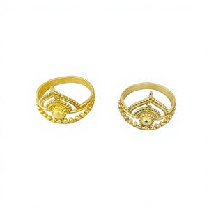 Bagues traditionnelles plaquées or au design couronne, bijoux unisexes pour usage quotidien - Product Image 1