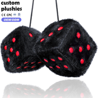 Vente en gros : Paire de dés rétro en peluche moelleuse pour rétroviseur de voiture, dés de couple en peluche avec couleurs personnalisées et logo brodé