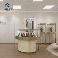 Aménagement intérieur de bijouterie moderne, vitrine à bijoux en bois sur mesure, présentoir à bijoux en verre.