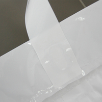 Sac d'emballage fourre-tout découpé en plastique personnalisé Sac à provisions avec poignées à boucle souple avec logo