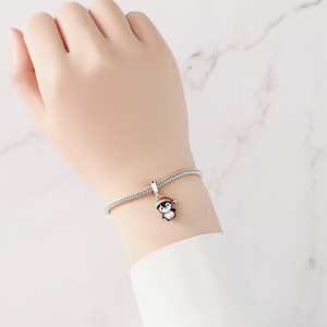 Lindo colgante decorativo con diseño de pingüino, diseño original, accesorio para mujer, moderno y versátil. - Product Image 6