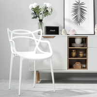 Chaise de designer empilable résistante aux UV avec structure en polypropylène pour cour, patio, pelouse, véranda et espaces extérieurs
