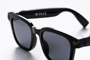 Lunettes intelligentes V03 Pro, cadre en plastique blanc et titane, caméra 8MP, enregistrement vidéo 1080P, étanches IPX4 - Product Image 4