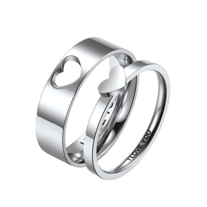 男性と女性のための贈り物を提案するカップルのためのステンレス鋼ハート型中空婚約指輪 - Product Image 1
