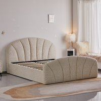 Lit rembourré incurvé de style vintage moderne italien avec cadre en bois pour chambre à coucher