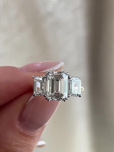 Anillo de Compromiso de Lujo para Mujer con Diamante Cultivado en Laboratorio de Corte Esmeralda de 3CT, Diamantes Laterales de Esmeralda de 2CT, Oro Sólido de 14K/18K, Certificado VVS - Product Image 4
