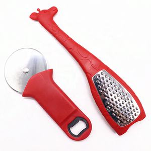 Râpe à fromage girafe en plastique en acier inoxydable avec coupe-<span class=keywords><strong>pizza</strong></span> deux en un, vente en gros - Product Image 1