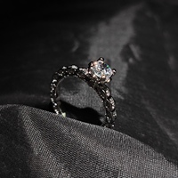 Bague de Fiançailles Solitaire de Luxe en Zircon Cubique Taille Coussin, Pavé Complet, avec Bande Éternité Festonnée et Milgrain pour Femme, Vente en Gros