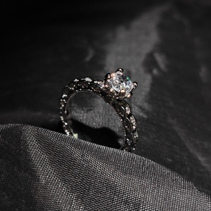<span class=keywords><strong>Anello</strong></span> Solitario <span class=keywords><strong>di</strong></span> Lusso con Zirconia Cubica Taglio Cuscino, Fascia Eternity con Pavé Completo e Bordo Ondulato, <span class=keywords><strong>Anello</strong></span> <span class=keywords><strong>di</strong></span> Fidanzamento da Donna, Vendita all'Ingrosso - Product Image 6
