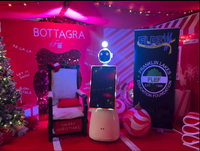 Mesin Photo Booth Selfie Mobile Kompatibel Printer DSLR dengan Layar Sentuh 32 Inch, Robot Roamer, untuk Acara Pesta Pernikahan